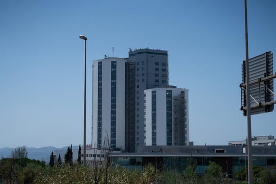 Exterior view of Bellvitge Hospital in L'Hospitalet de Llobregat, a large modern medical facility.