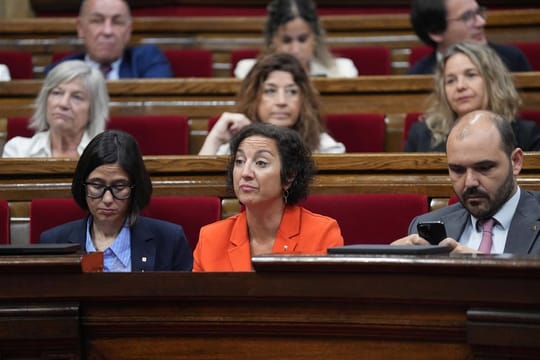 A wide shot of the plenary chamber of the Catalan Parliament, with deputies seated and the speaker's desk visible.