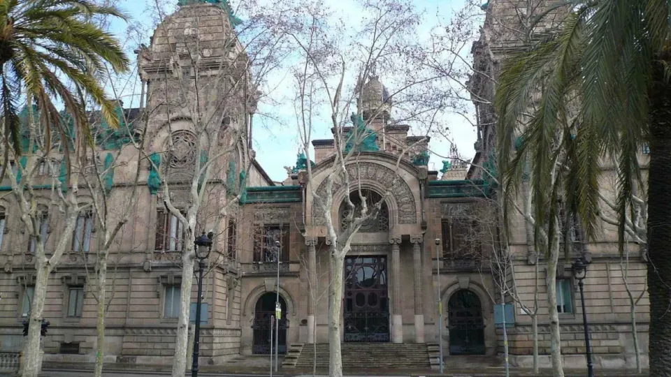 Ten Mossos Officers Face Trial for El Raval Robbery