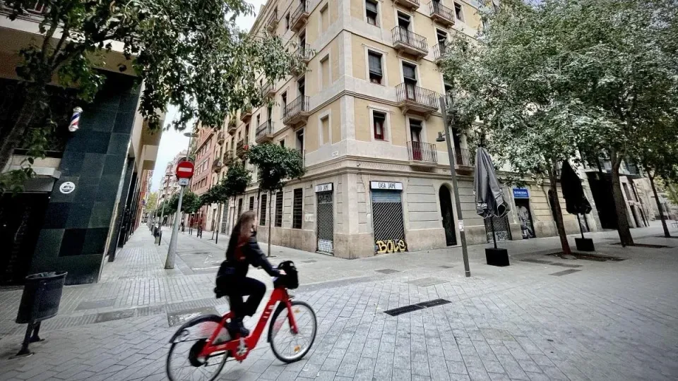 Barcelona’s Green Axes Cut Urban Noise by 3.1 Decibels