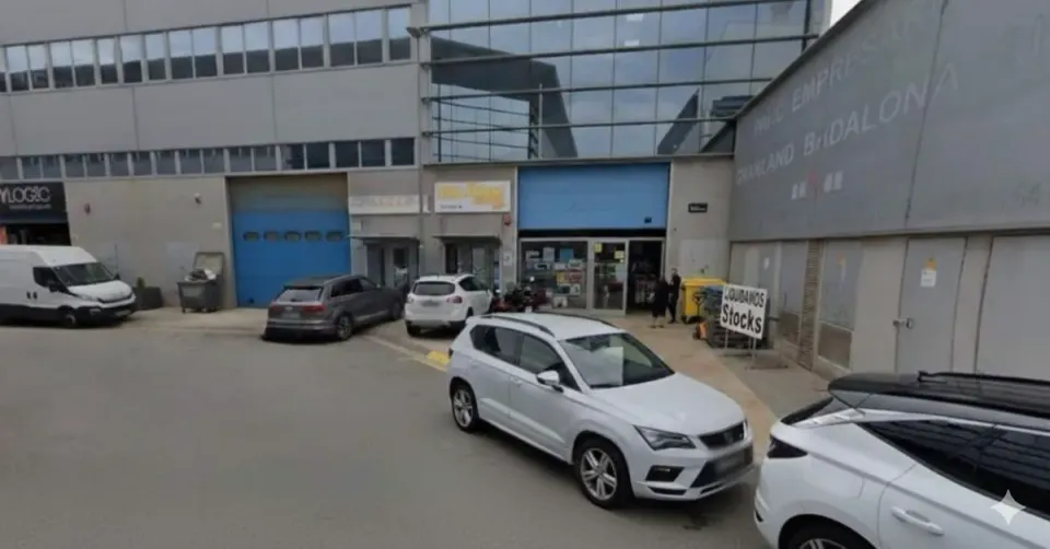 Badalona Computer Store Robbery: Thieves Ram-Raid Shop in Early Morning Heist