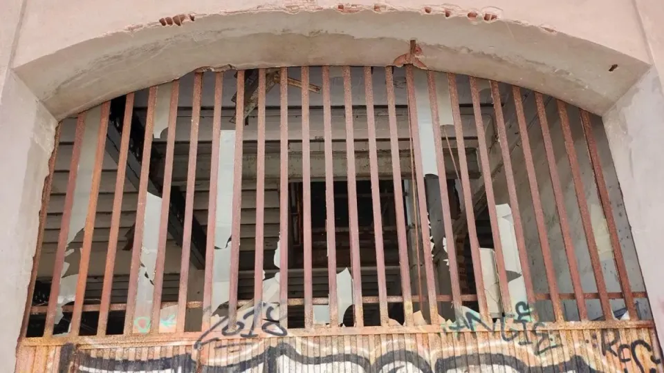 Badalona Abandoned Warehouse: Pests and Damp Plague Local School