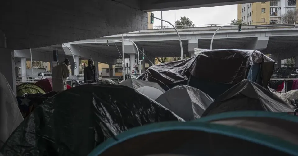 Badalona B9 Evictees Endure Freezing Rain Without Shelter