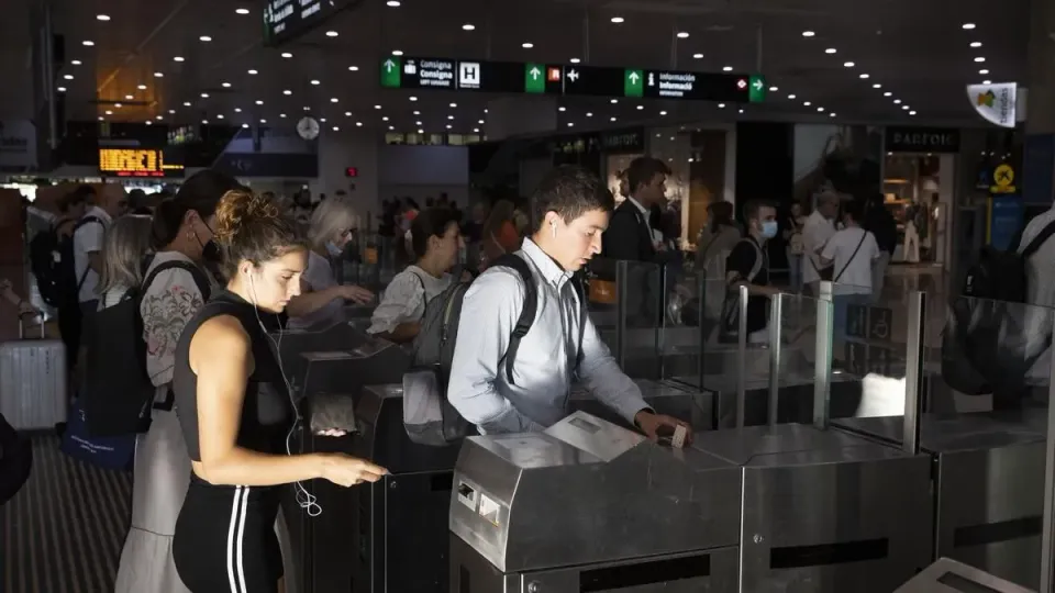 Spain’s €60 National Transport Pass Launches Jan 19 – Excludes Barcelona Metro, Bus and Tram