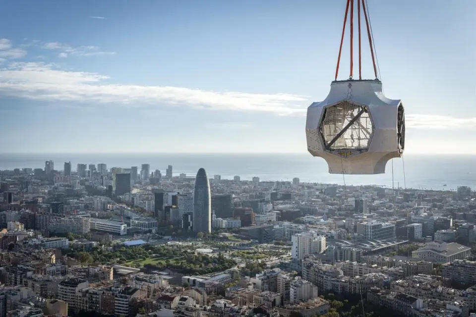 Sagrada Familia’s Tower Soars With 16-Tonne Cross