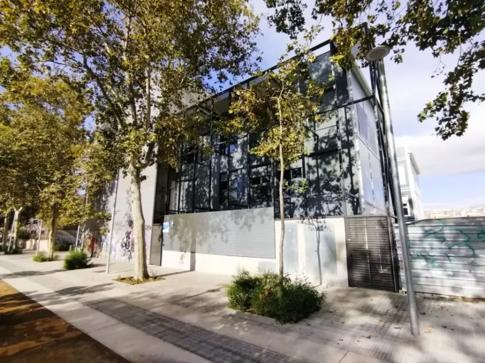 New Besos adult school plagued by rats, bad smells and wifi failures