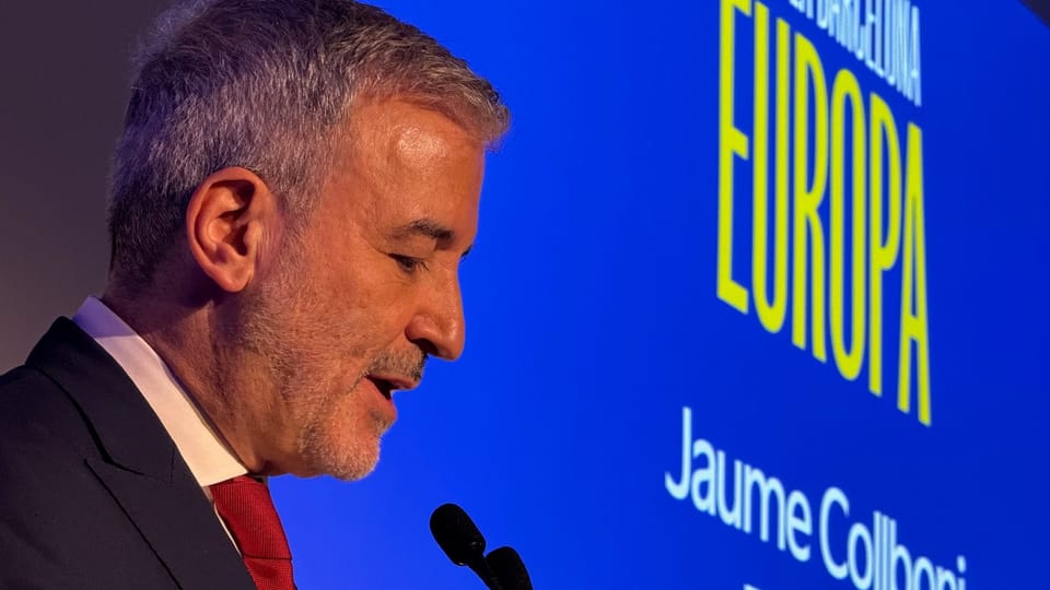 Mayor Jaume Collboni speaking at a podium with European Union flags in the background, symbolising Barcelona's European engag