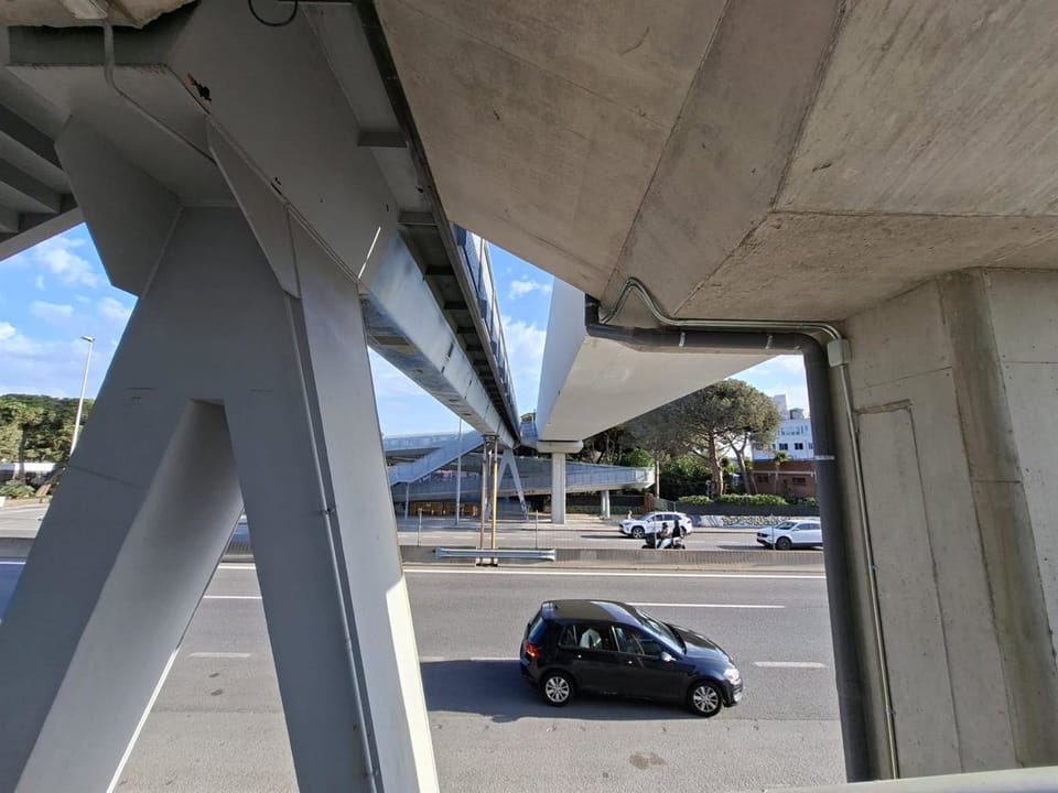 C-31 Motorway Closes Overnight for Pedestrian Bridge Dismantling