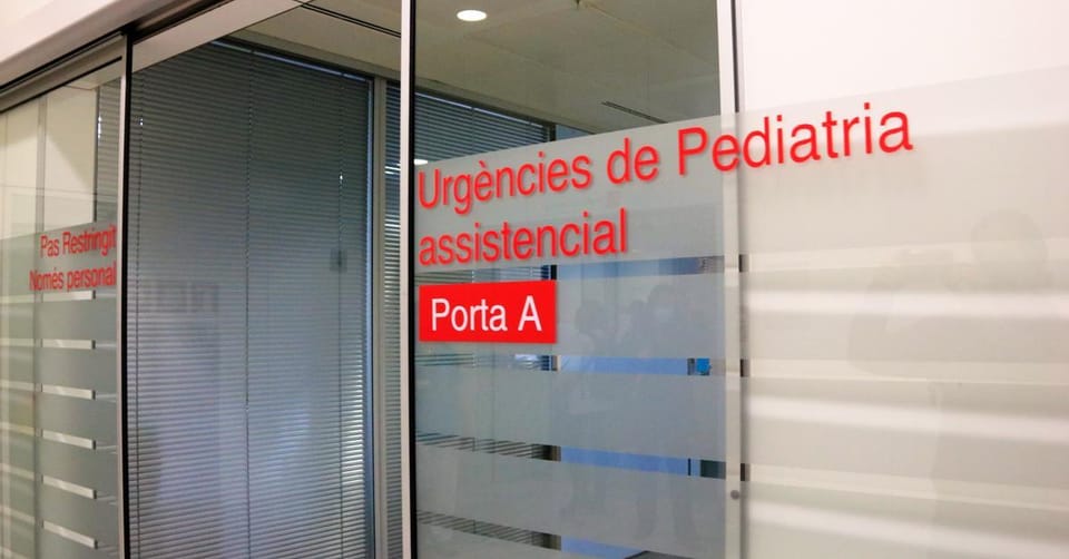 Hospital Vall d'Hebron entrance in Barcelona with people walking nearby.