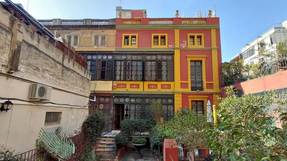 The hidden facade of Casa Ducal, a historic house accessed via a narrow passage at Sepúlveda 173 bis in Barcelona's Eixample