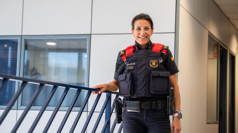 Elena Martínez, the new chief superintendent of the Mossos d'Esquadra in Badalona, stands in uniform.