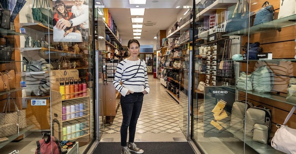 Exterior of Vall, Articles de Viatge i Pell shop in Gràcia, Barcelona, displaying travel bags and luggage in its window.