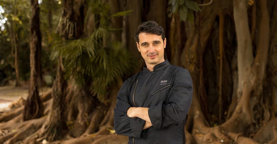 Michelin-starred Villa Retiro restaurant in Xerta, Terres de l'Ebre, featuring a modernist building and lush gardens.