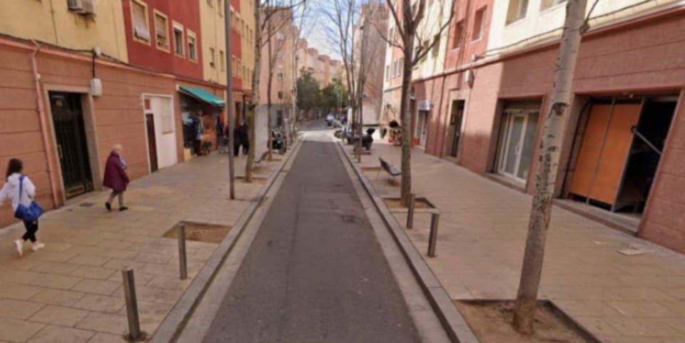 Phone Thief Assaulted in Nou Barris Bar, Victim Reported