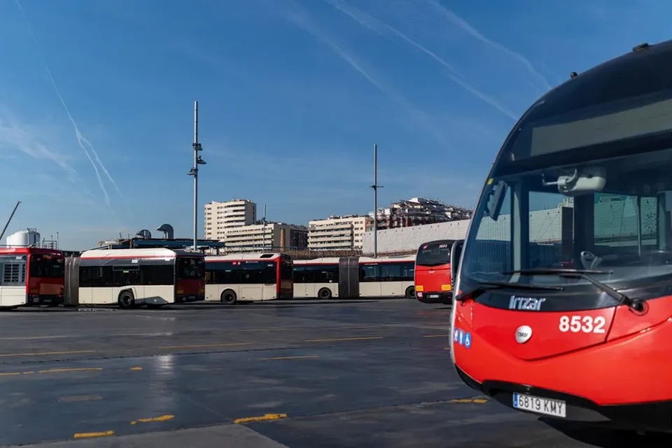 A Transports Metropolitans de Barcelona (TMB) shuttle bus with a 'Pl.Espanya-Palau ST.Jordi' sign