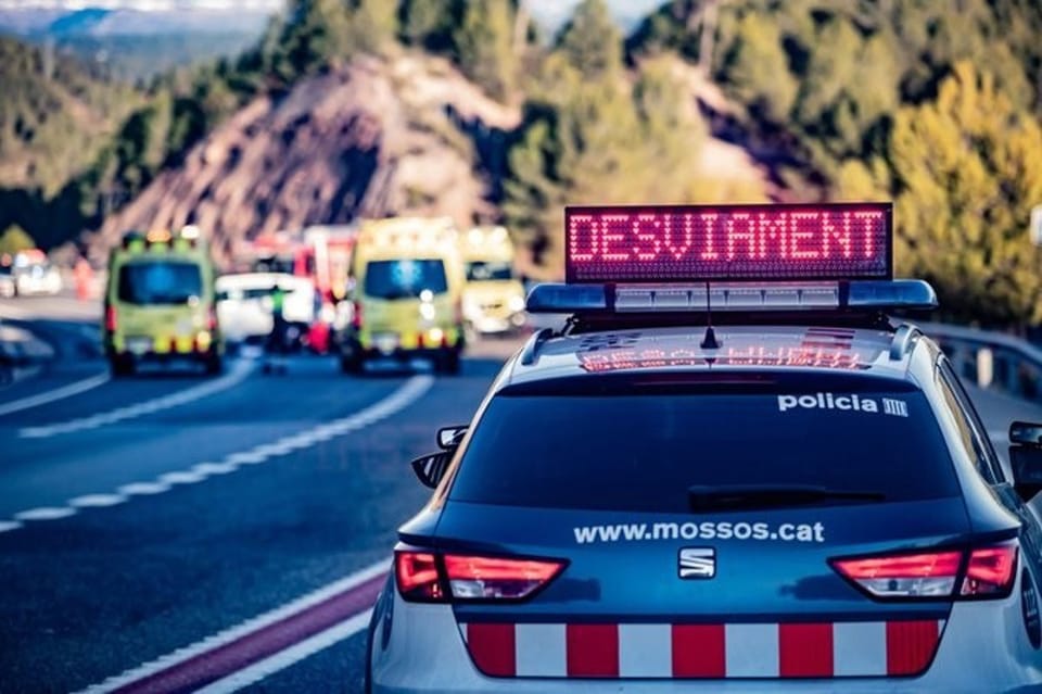 Emergency services attending to a lorry fire on the AP-7 motorway near Castellet i la Gornal, with smoke visible.