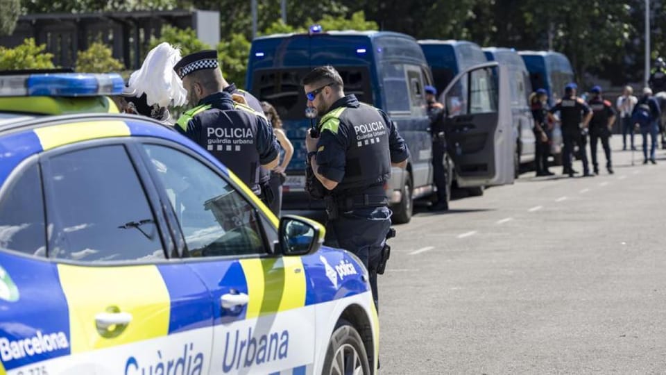 Mossos d'Esquadra and Guardia Urbana officers in uniform standing together in Barcelona