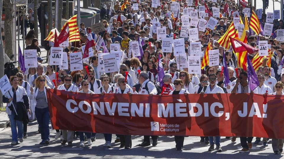 A busy hospital corridor with doctors and nurses, representing the public health system in Catalonia.