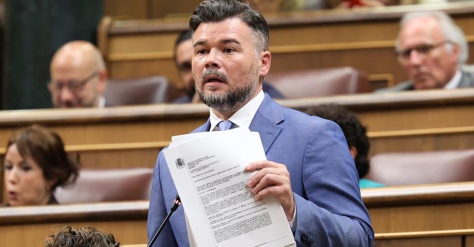Gabriel Rufián, a prominent politician, speaking at a podium with the Esquerra Republicana de Catalunya (ERC) logo visible.