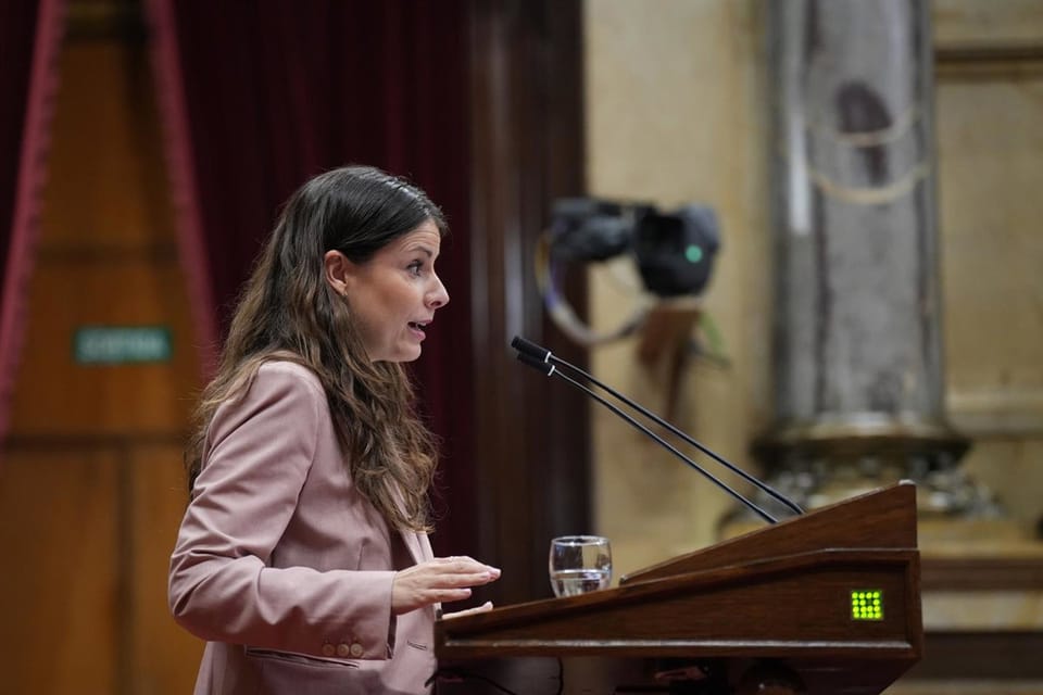Mònica Sales, President of Junts in the Parliament, speaks at a press conference.