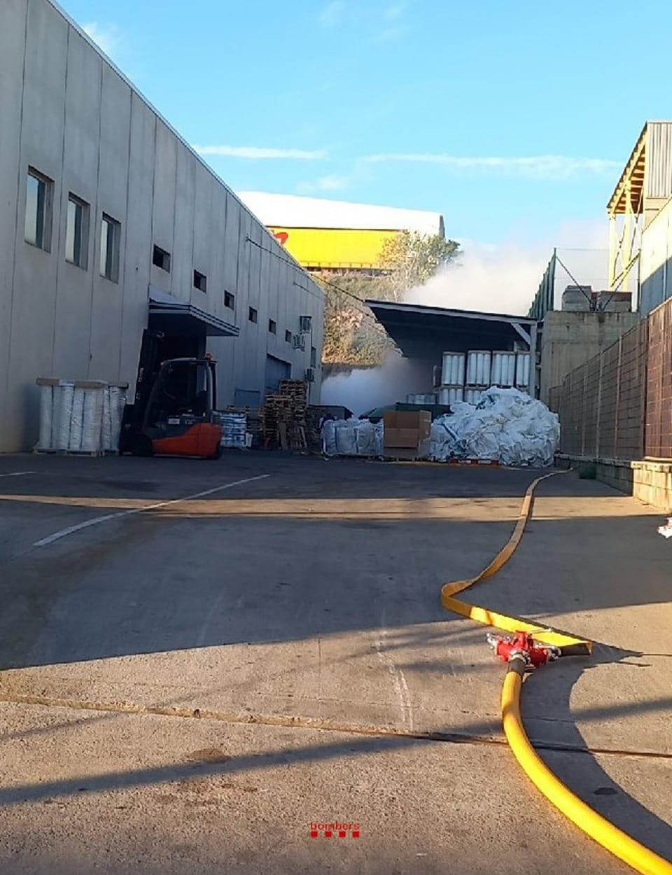 Emergency services vehicles and personnel at an industrial site in Manresa after a chlorine leak.
