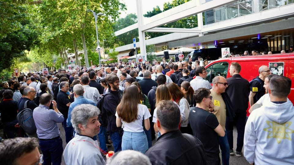 Un miler de treballadors de Nissan protesten contra l'ERO davant del consolat japonès a Barcelona