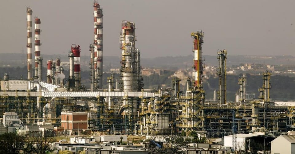 Aerial view of the Repsol petrochemical complex in Tarragona with industrial structures and storage tanks.