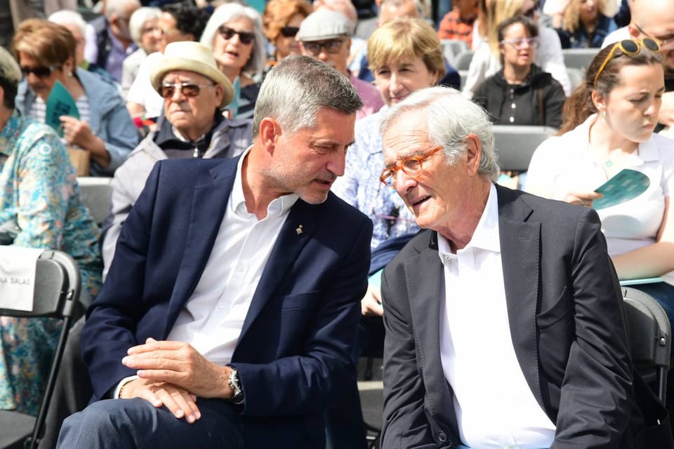 Xavier Trias and Jordi Martí Galbis smiling and shaking hands at a political event in Barcelona.