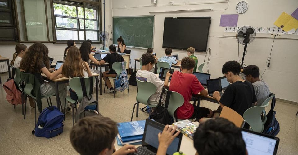 Students in a classroom looking uncomfortable due to high temperatures, with a digital thermometer displaying over 30°C.