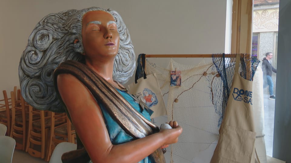 La Salina, a newly unveiled female figurehead with a compass rose and salt, representing the Dones amb Sal association.