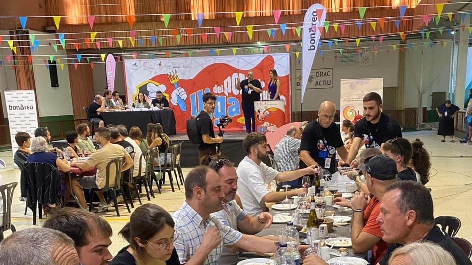 A plate of traditional Catalan 'fork breakfast' with various pork dishes, possibly from the Lliga del Porc i la Forquilla com