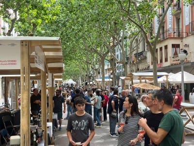 Judges tasting 'capipota' dishes at the Vadefoodies Festival in Igualada, with contestants watching.