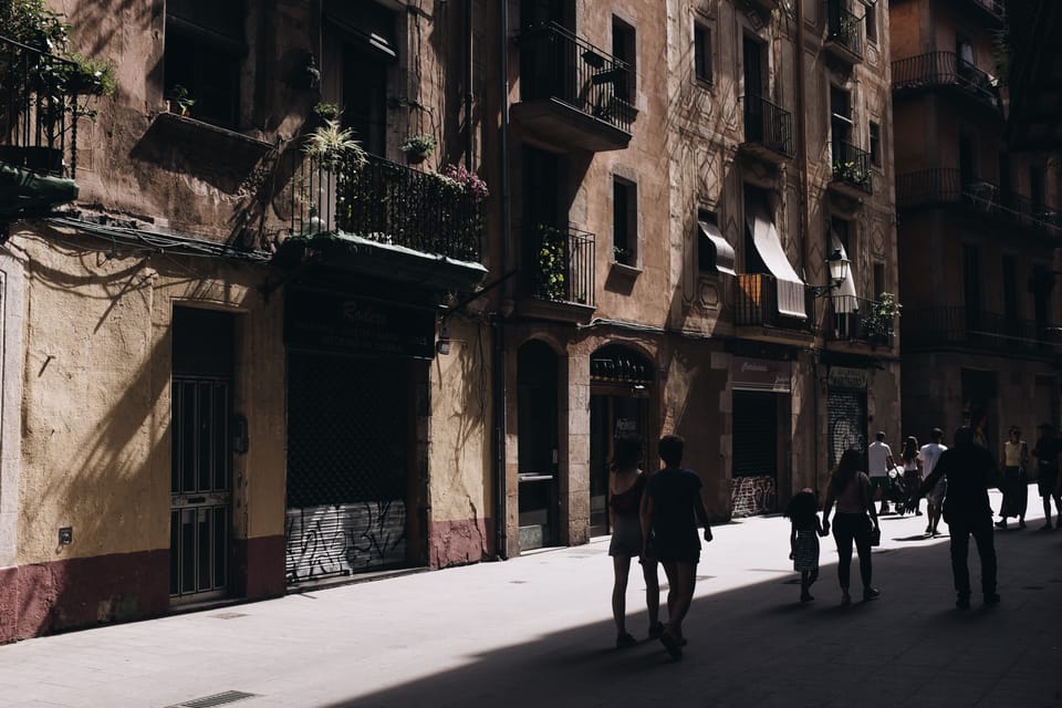 Raval Eviction: Police Attempt to Remove Last Family from Block