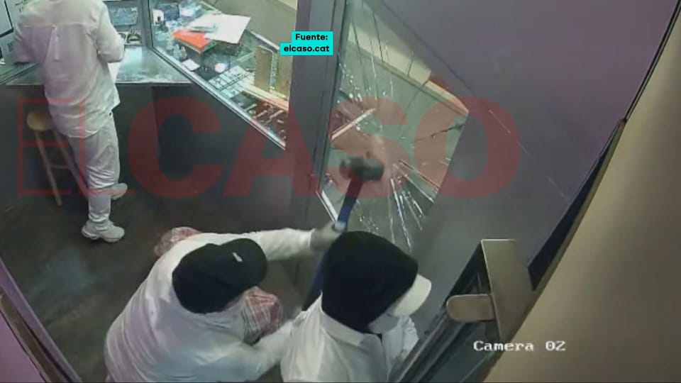 Armed robbers in white clothing entering a jewellery shop in Sant Adrià de Besòs.